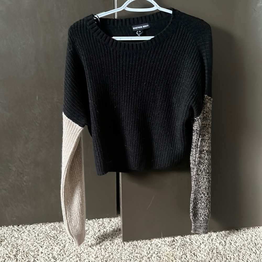 Crop top sweater, with two different colored sleeves